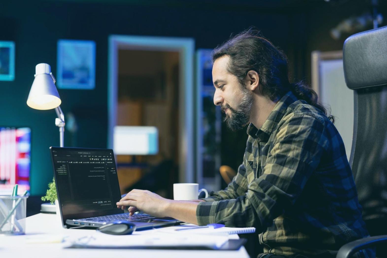 Equipo de desarrollo colaborando en estrategias de monetización para juegos móviles